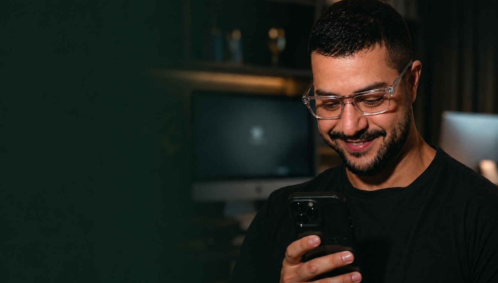 Felipe Michel, fundador da Escola da Influência, olhando para o celular